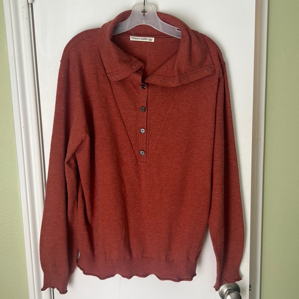 Super cute comfy sweater. Size large. Excellent condition